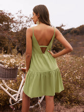 Rückenfreies, lockeres grünes Kleid mit hoher Taille